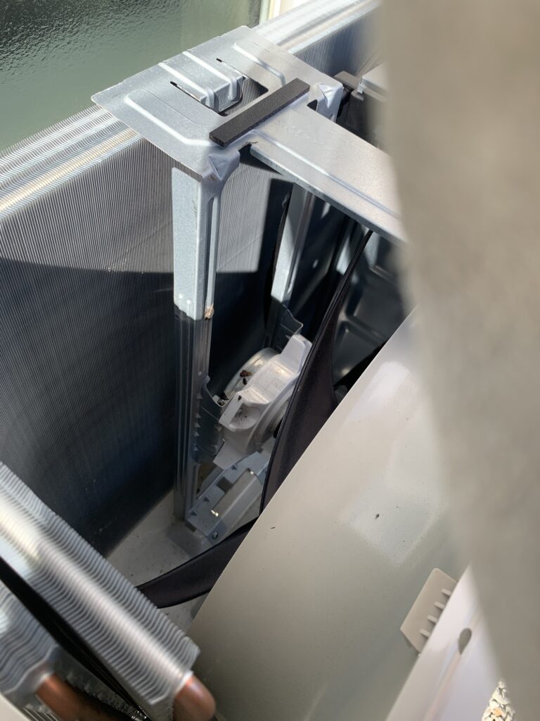 相馬市の室外機の中にできたアシナガバチ駆除後